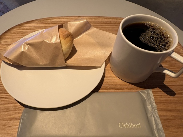 スコーンとコーヒーが到着。おしゃれでとってもおいしそう!