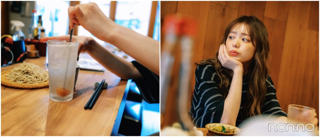 左を向いて頬杖とつく紺野彩夏と、梅干しサワーを混ぜる手元