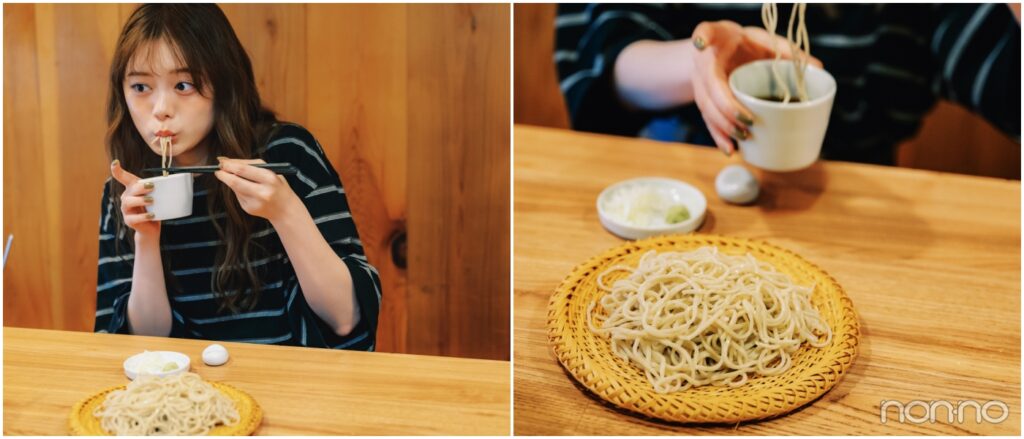 蕎麦をすする紺野彩夏と、蕎麦を食べる手元