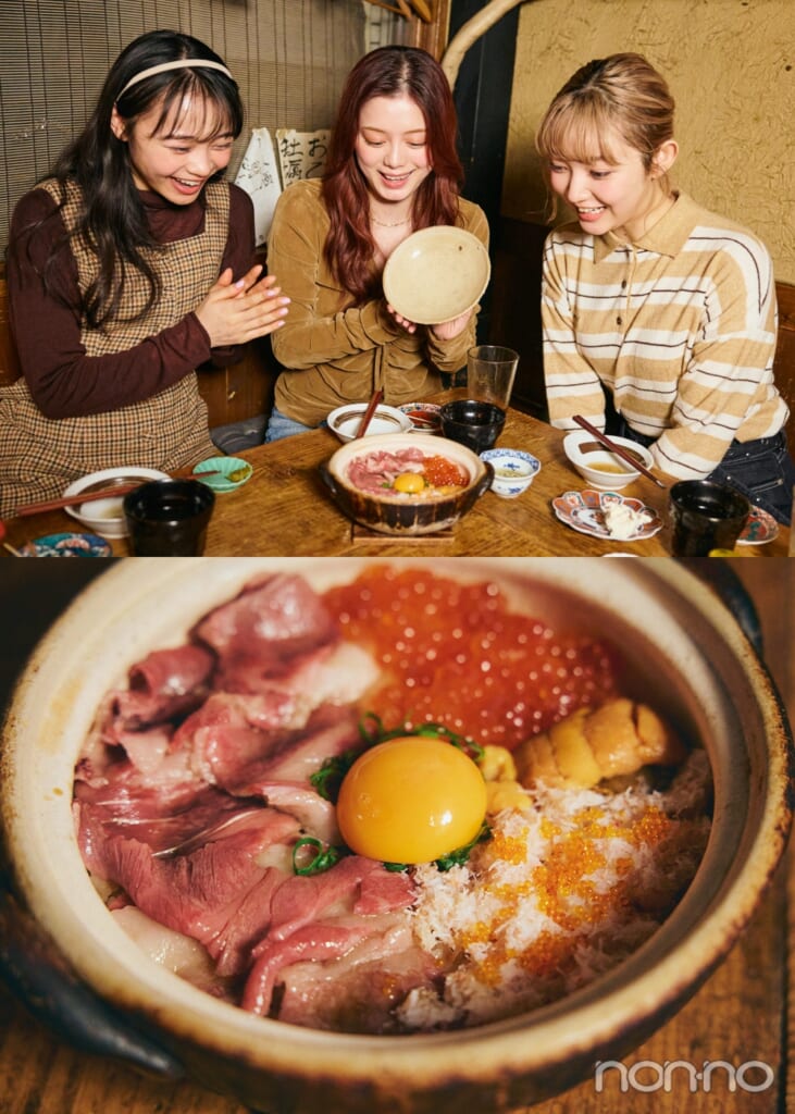 土鍋ごはんの蓋をあけて喜ぶ小宮山莉渚、紺野彩夏、林芽亜里