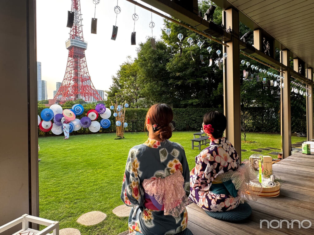 東京イベント「SUZUMUSHI CAFÉ（スズムシ カフェ）」縁側席に座る女性の後姿