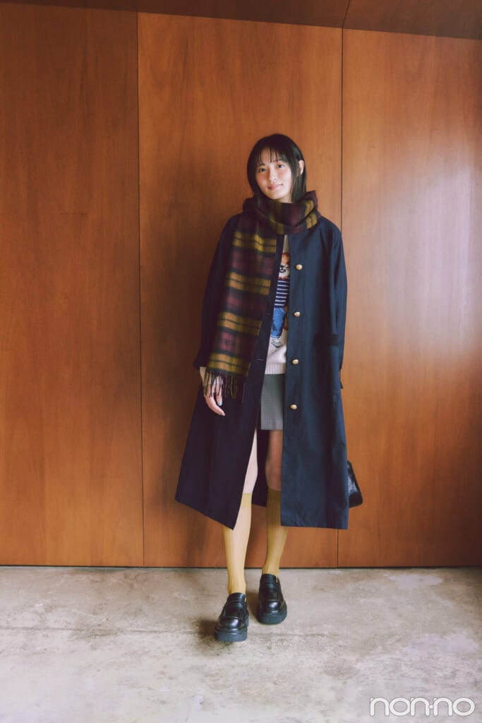 Aラインのステンカラーコートを着た遠藤さくら