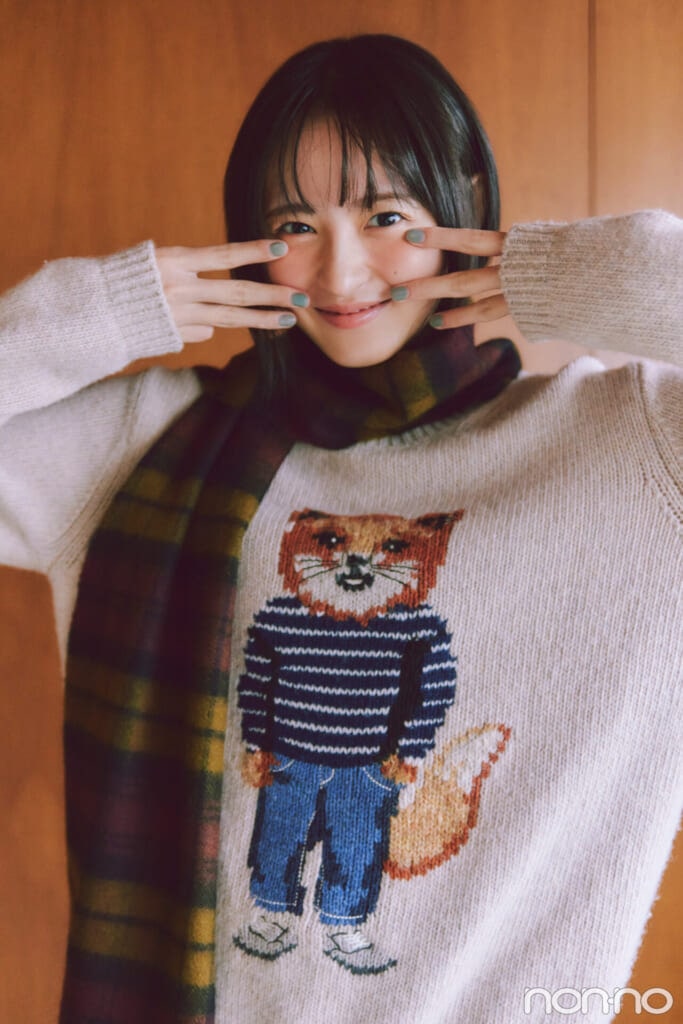 キツネ柄のニットを着てキツネポーズをする遠藤さくら