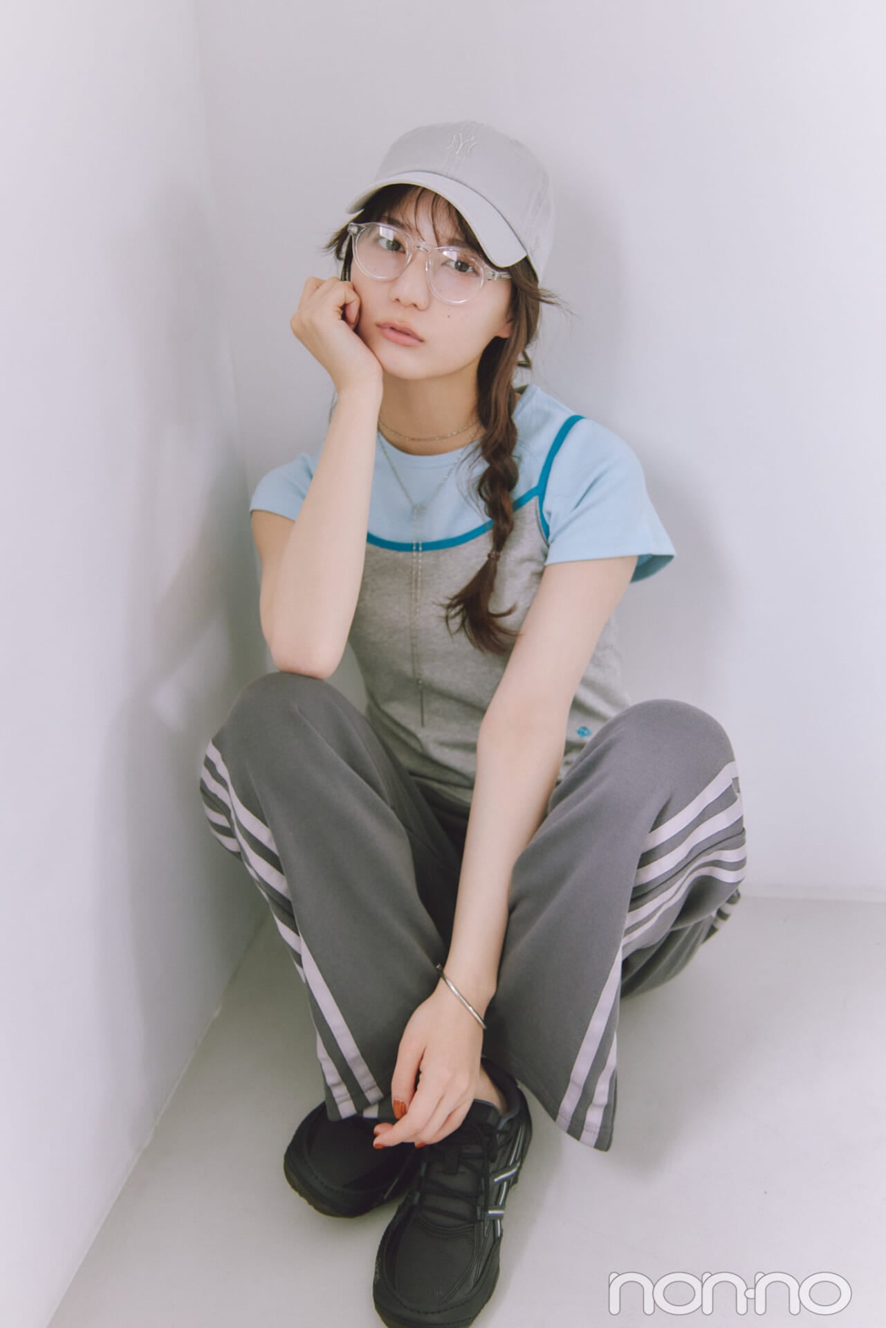 クリアメガネをかけたスポコーデの小坂菜緒