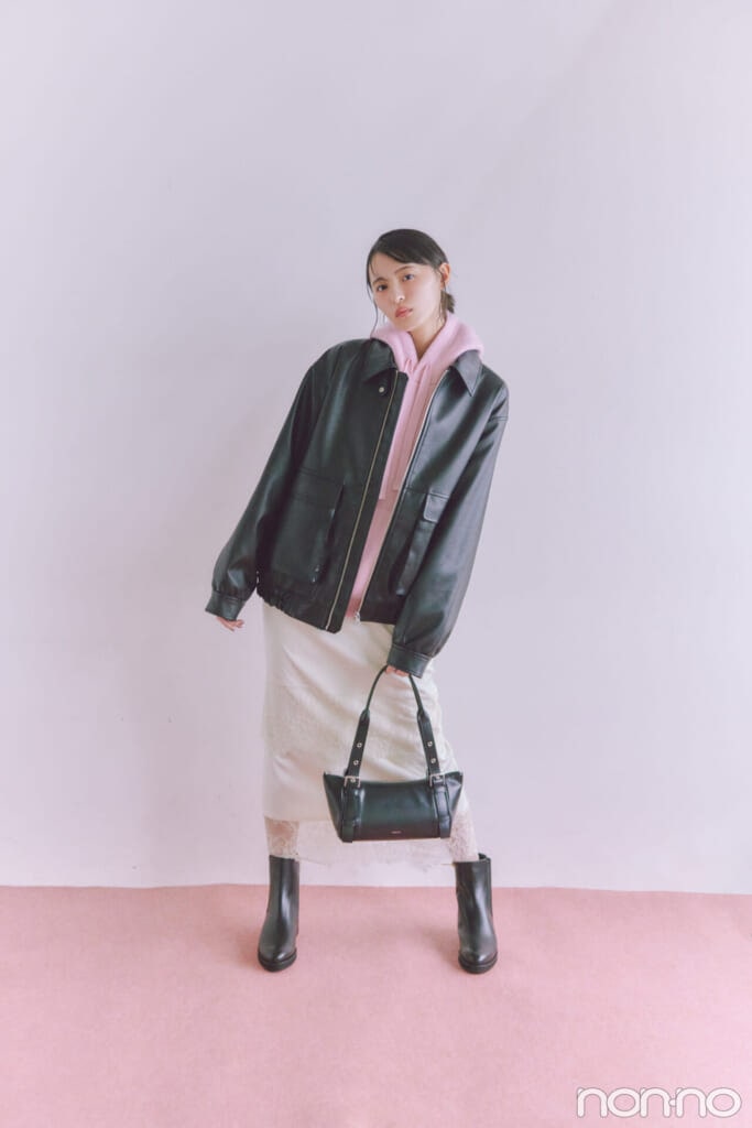 フェイクレザーのフライトジャケットを着た遠藤さくらの全身