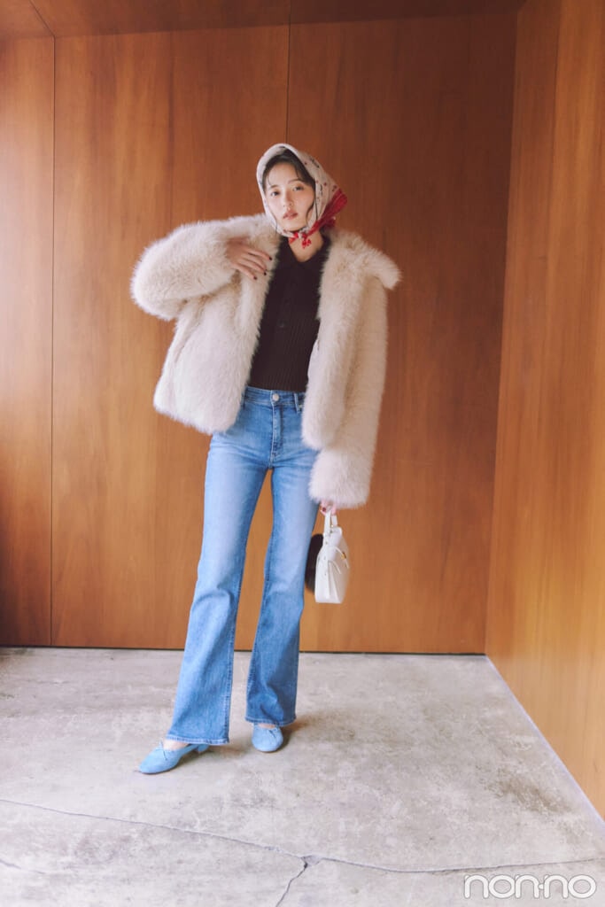 ボリュームファーのショートコートを着た遠藤さくらの全身