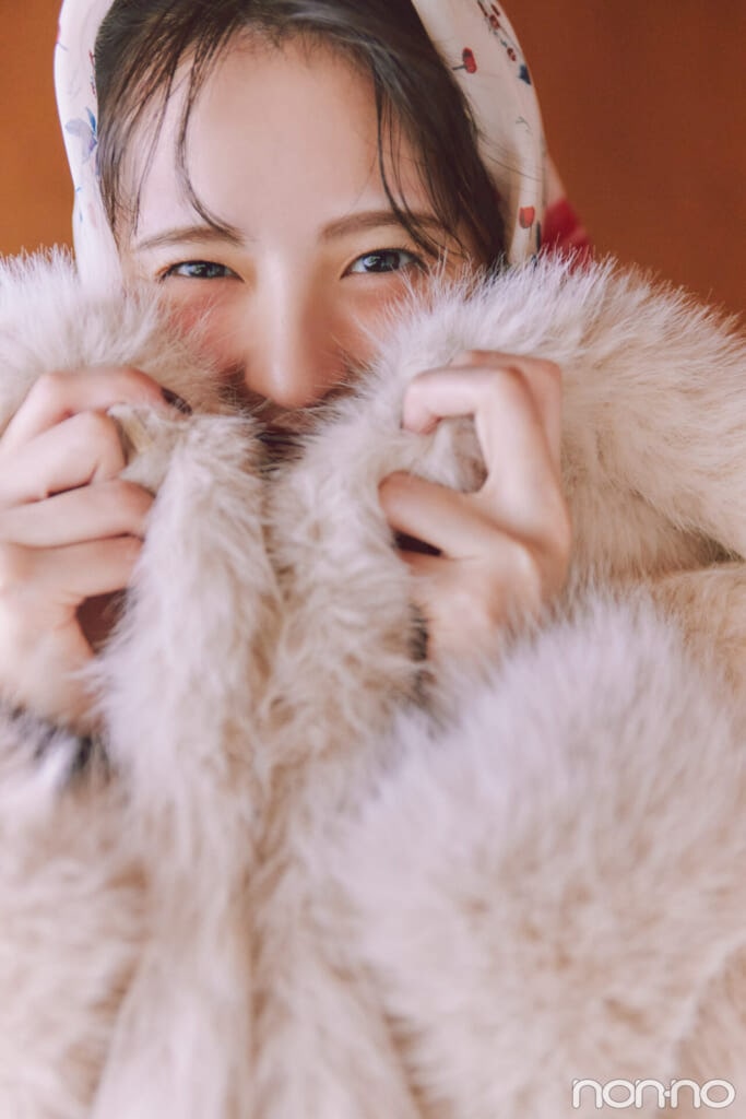 ボリュームファーのショートコートに埋もれる遠藤さくら