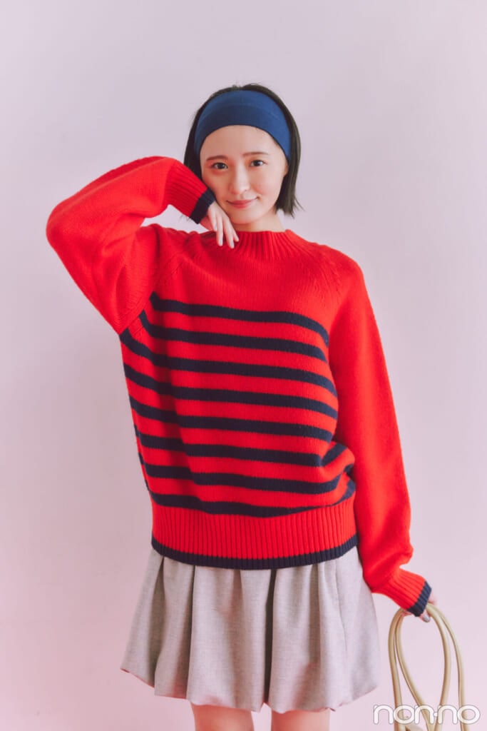 ボーダー柄ニットにミニスカートをはいた遠藤さくらの寄り