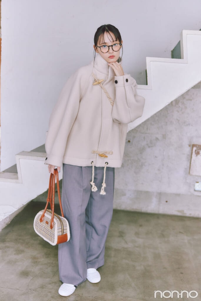 トグルボタンつきダッフルの前をとじた遠藤さくらの全身