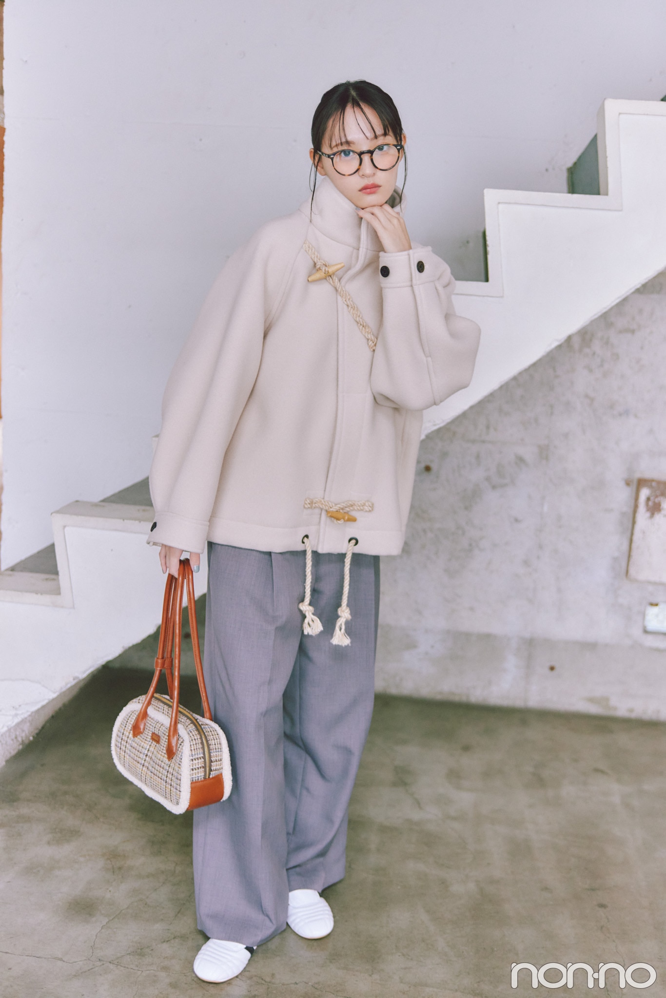 トグルボタンつきダッフルの前をとじた遠藤さくらの全身