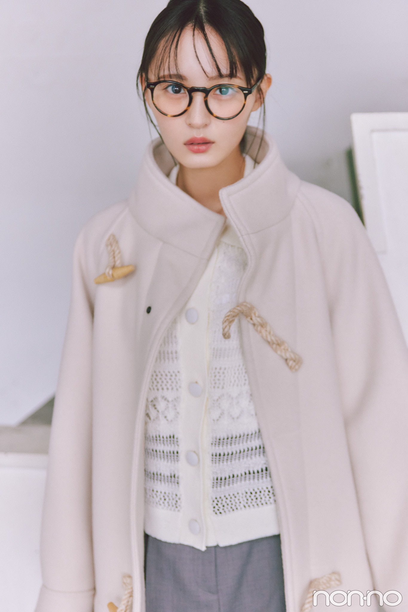 トグルボタンつきダッフルを前を開けて着た遠藤さくらの寄り