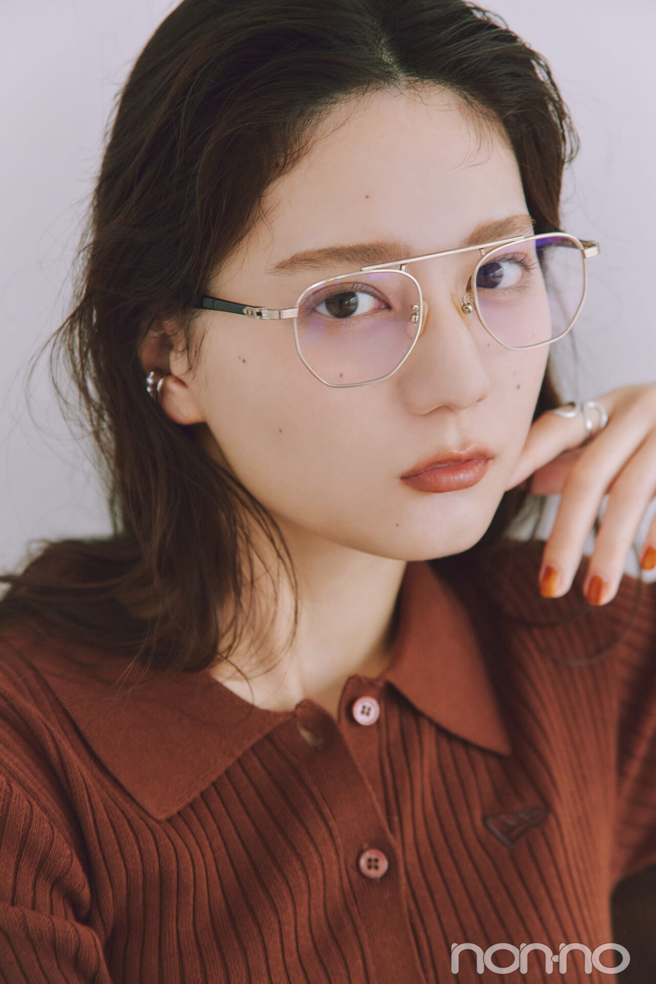 バーブリッジメガネをかけて平行眉メイクをした小坂菜緒