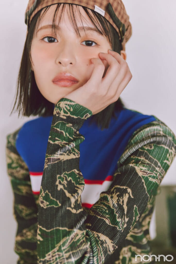 迷彩柄トップスを着た遠藤さくらの
