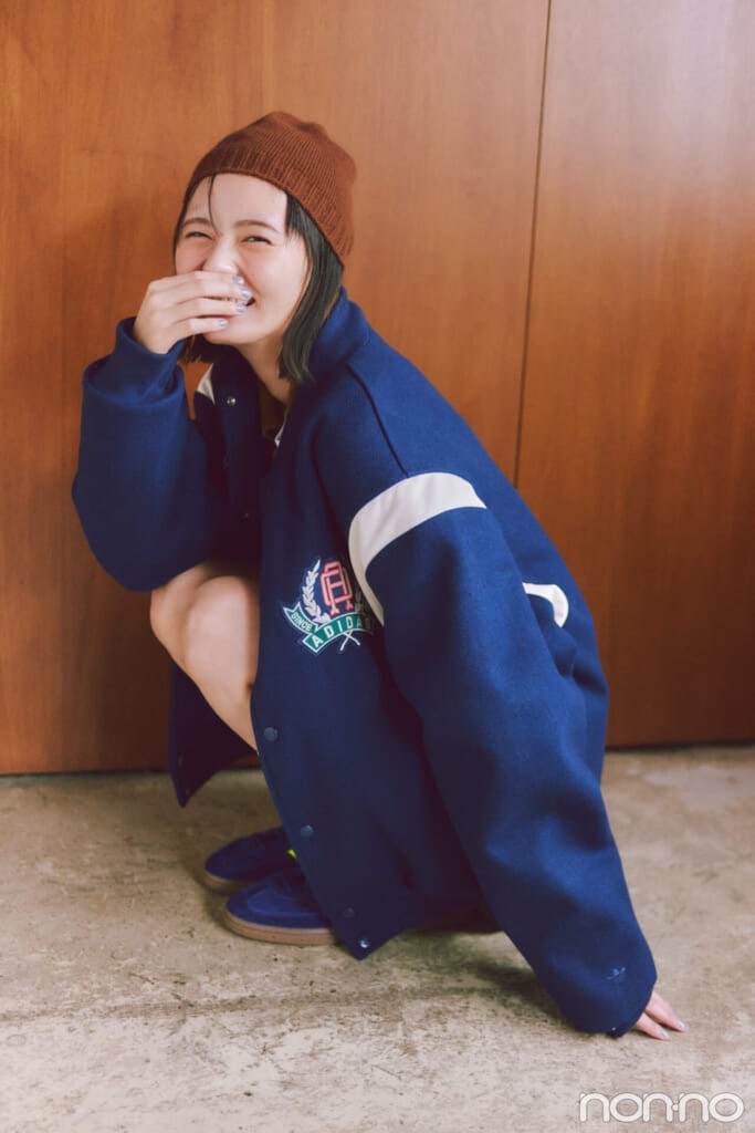 スポみスタジャンを着て座る遠藤さくら