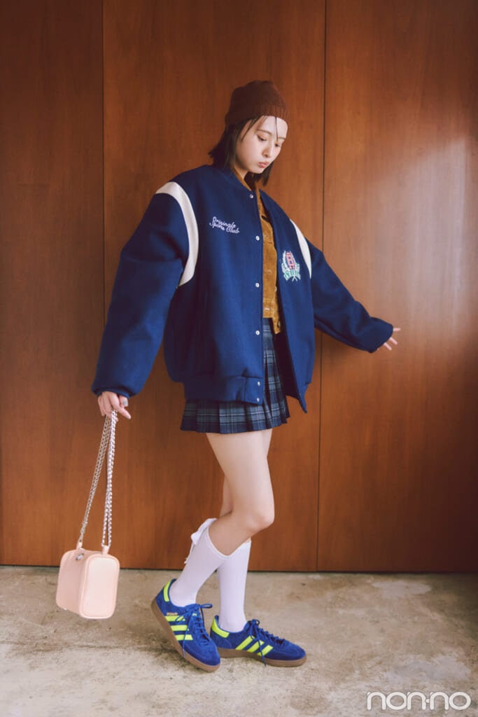 スポみスタジャンを着た遠藤さくらの全身