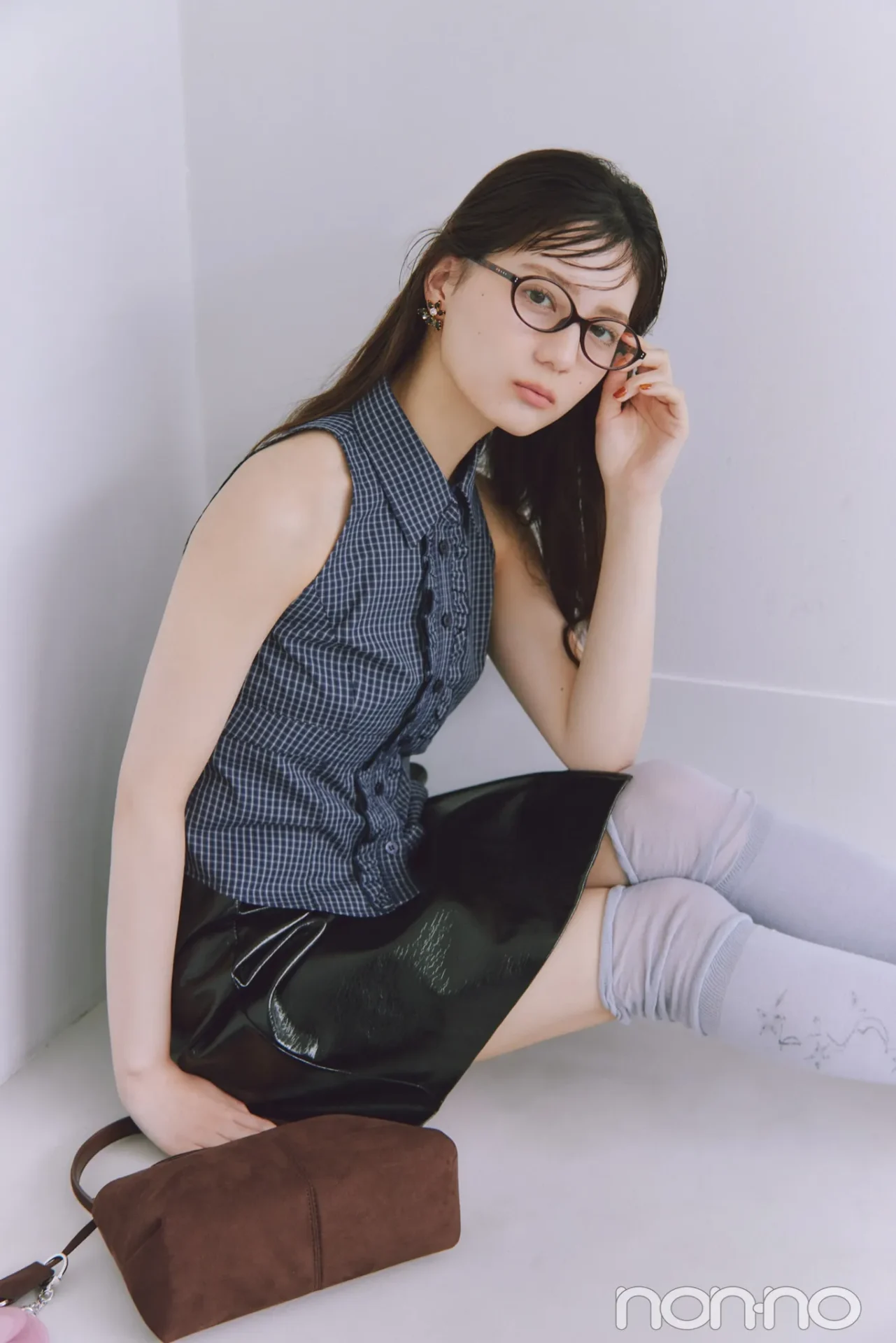 小坂菜緒の大学生の一週間コーデ、水曜日のミニスカスタイル