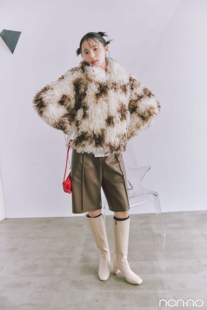 カーリーなフェイクファーコートを着た遠藤さくらの全身