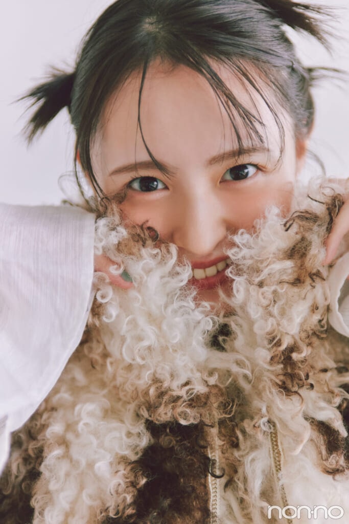 カーリーなフェイクファーコートに埋もれる遠藤さくら