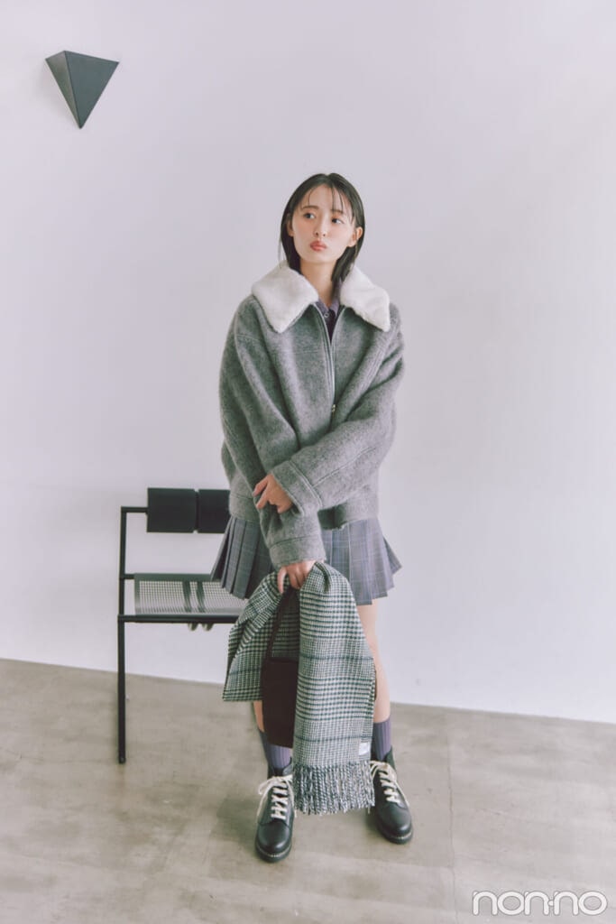 ファー衿つきブルゾンを着た遠藤さくらの全身