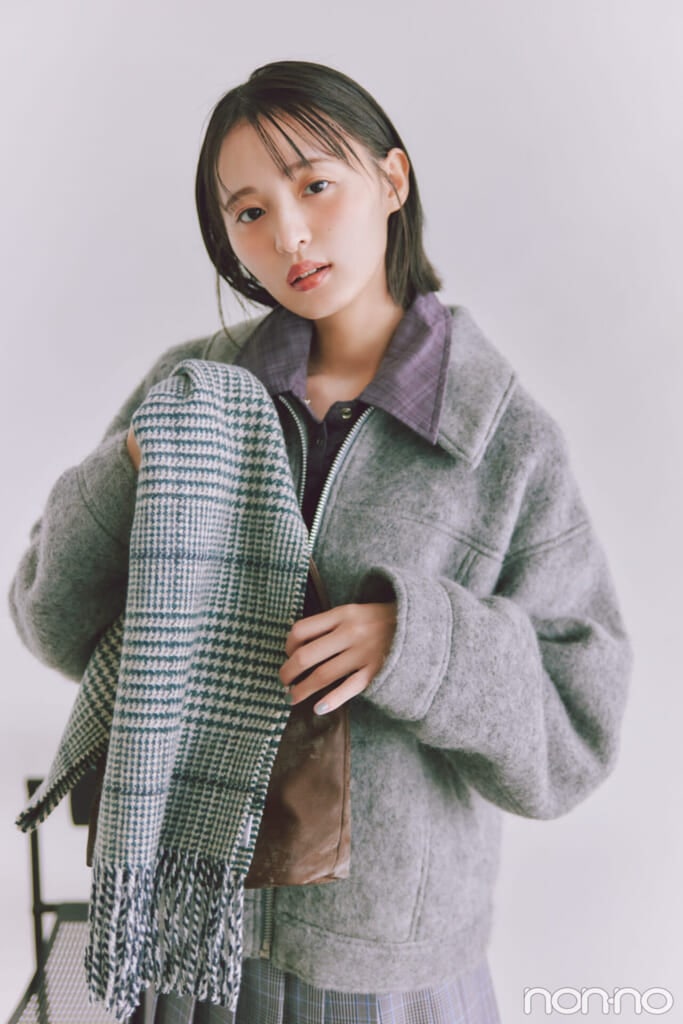 ファー衿をとってブルゾンを着た遠藤さくらの寄り