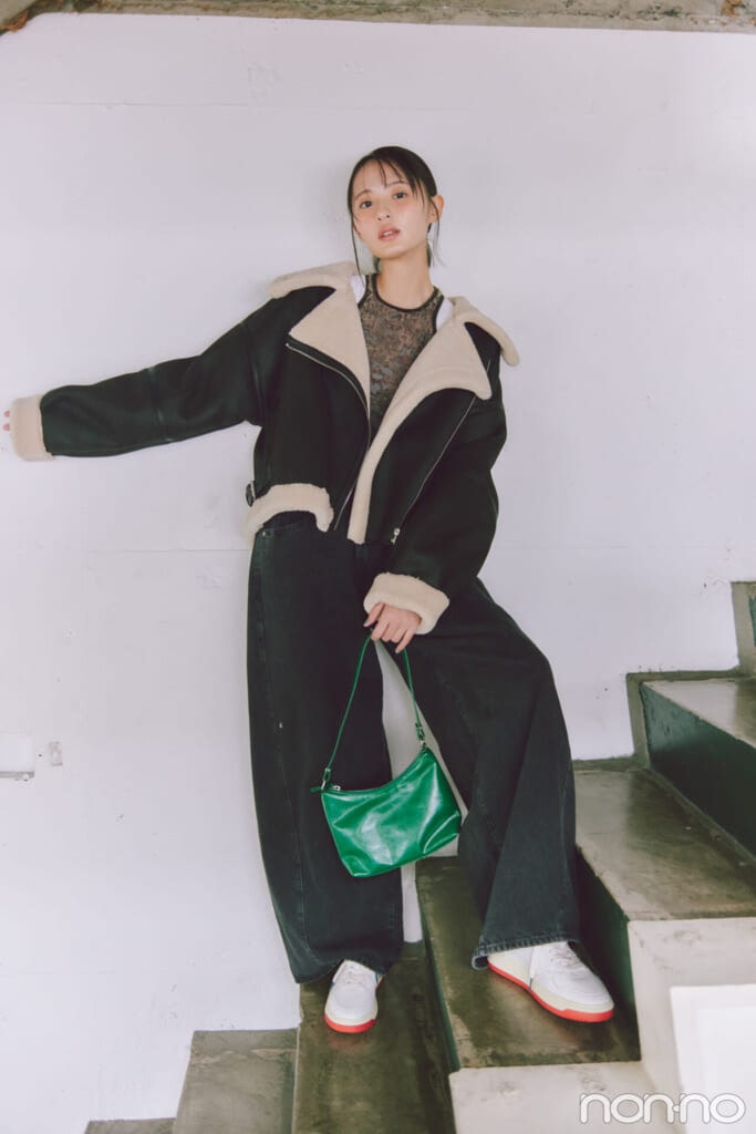 ボアつきフェイクムートンブルゾンを着た遠藤さくらの全身