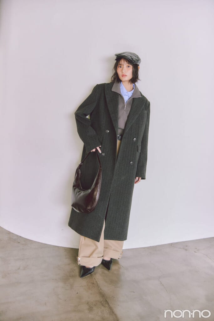 ハンサムなストライプチェスターを着た遠藤さくらの全身