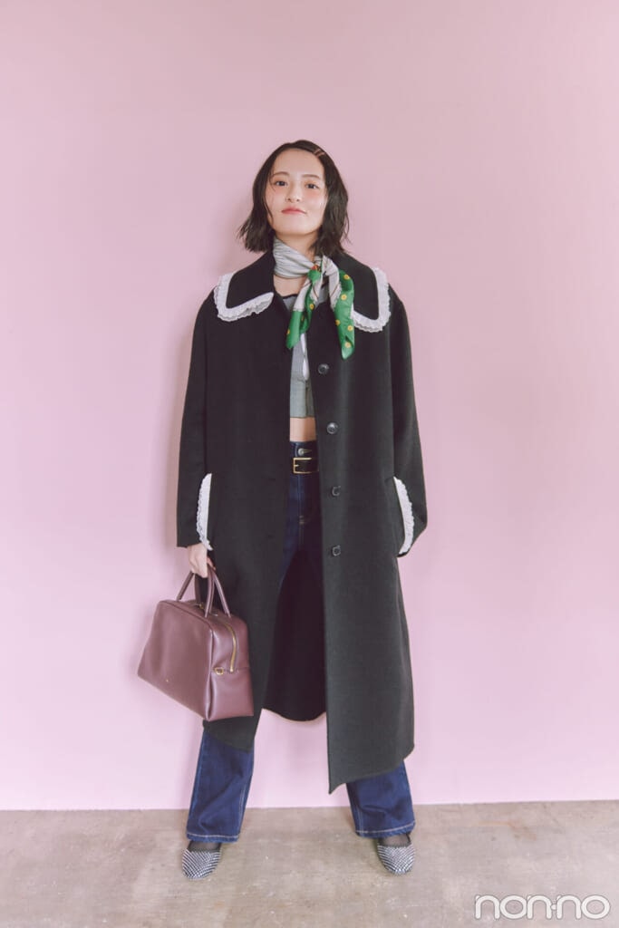 フリルつきウールコートを着た遠藤さくらの全身