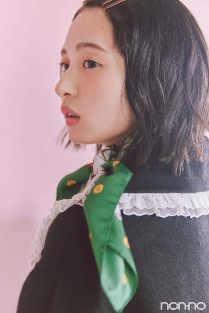 フリルつきウールコートを着た遠藤さくらの横顔