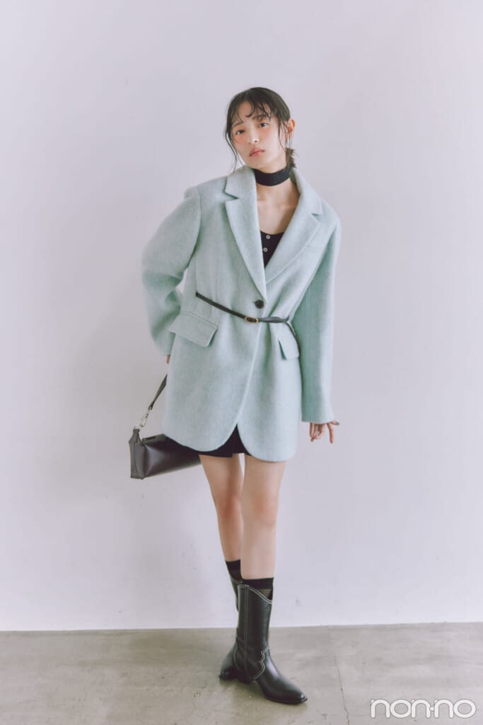 シャギーオーバージャケットを着た遠藤さくらの全身