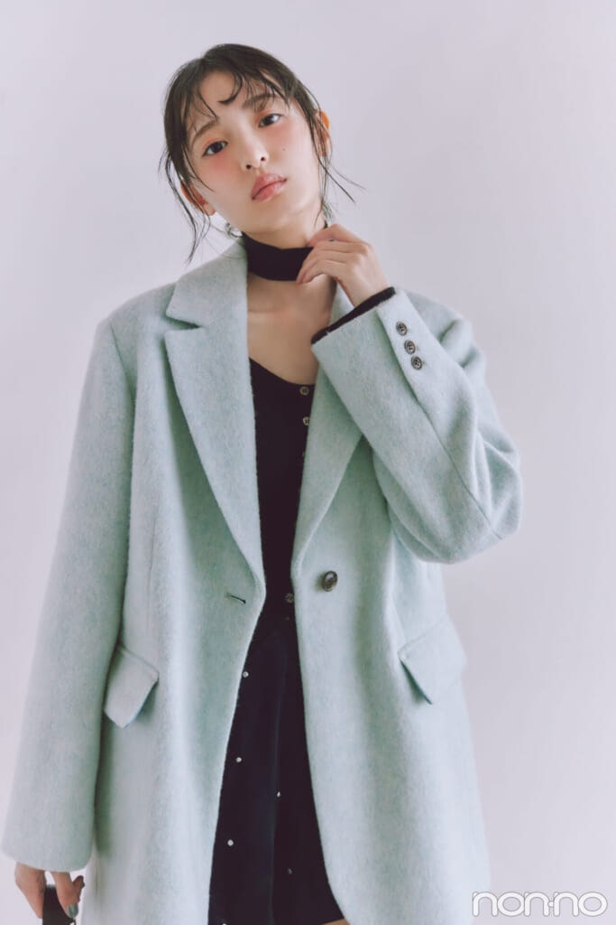 シャギーオーバージャケットを着た遠藤さくらの寄り