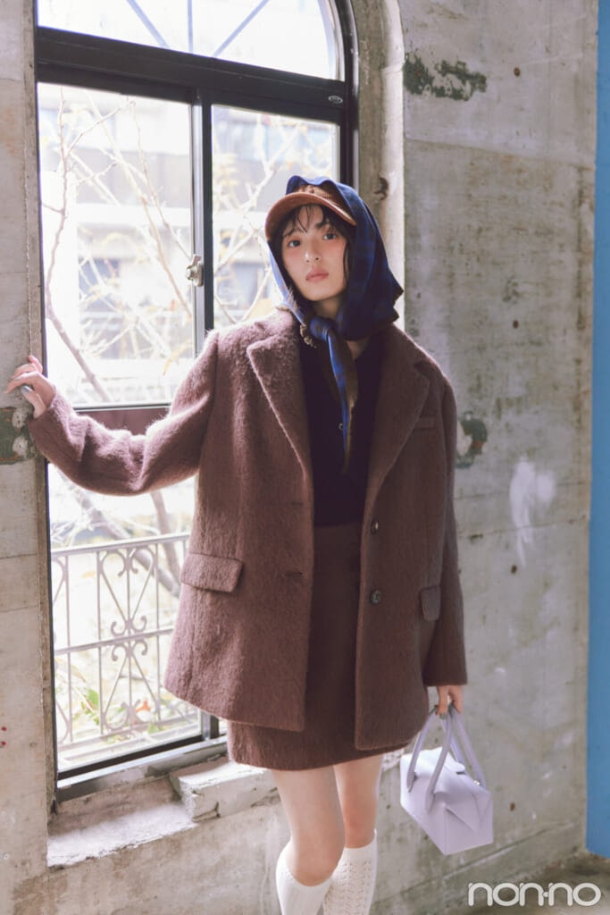 チョコレート色ウールジャケットを着た遠藤さくらの全身