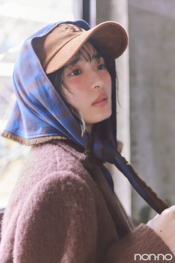 キャップにスカーフを巻いた遠藤さくらの横顔
