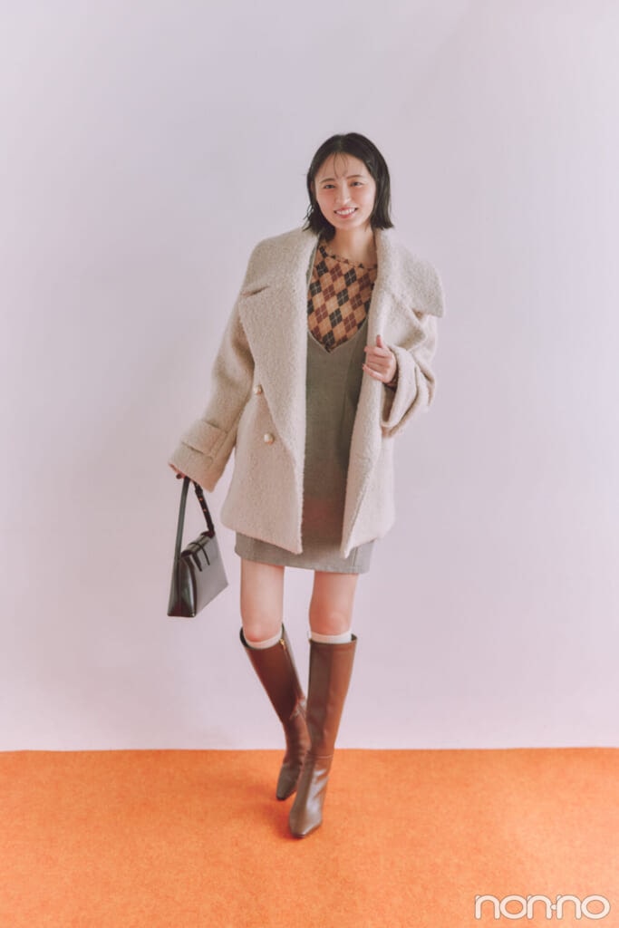 ふわもこボアコートを着た遠藤さくらの全身
