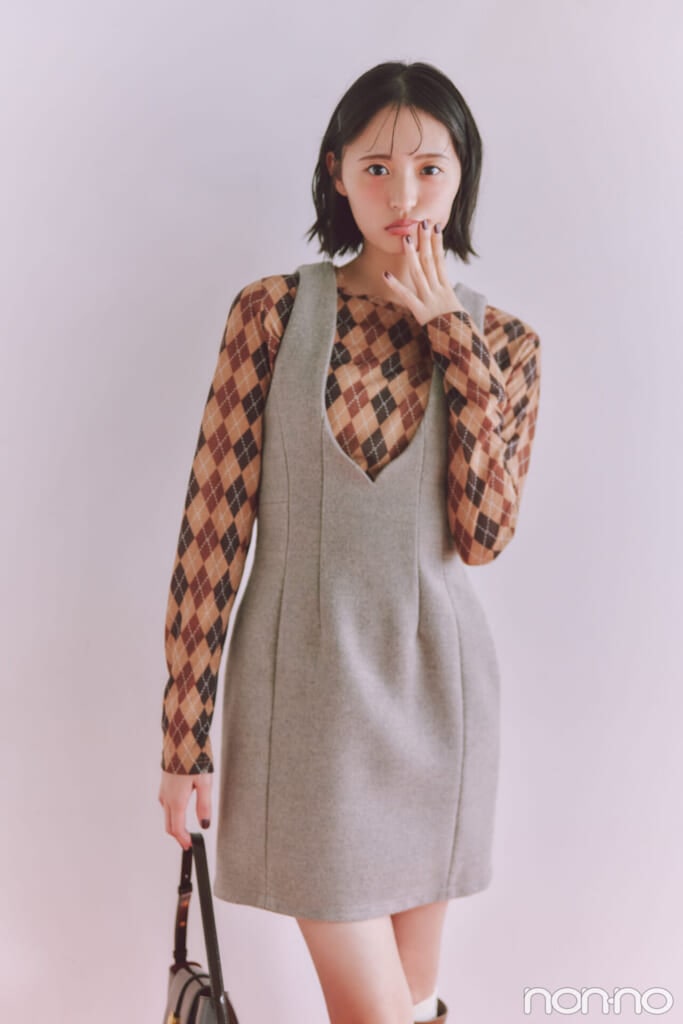 チェック柄トップスにミニ丈ワンピを着た遠藤さくら