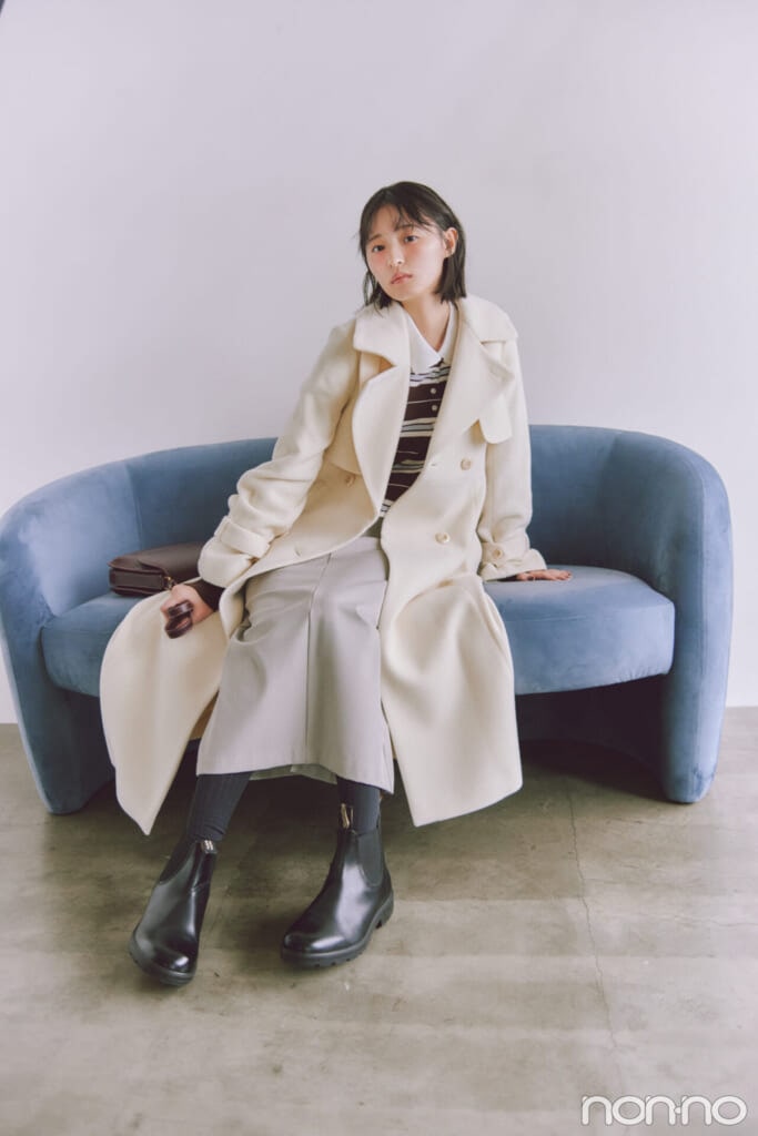 レディなウールトレンチを着て座る遠藤さくら