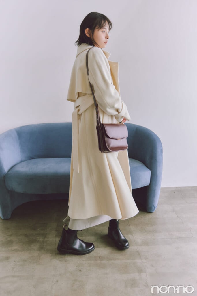 レディなウールトレンチを着た遠藤さくらの全身