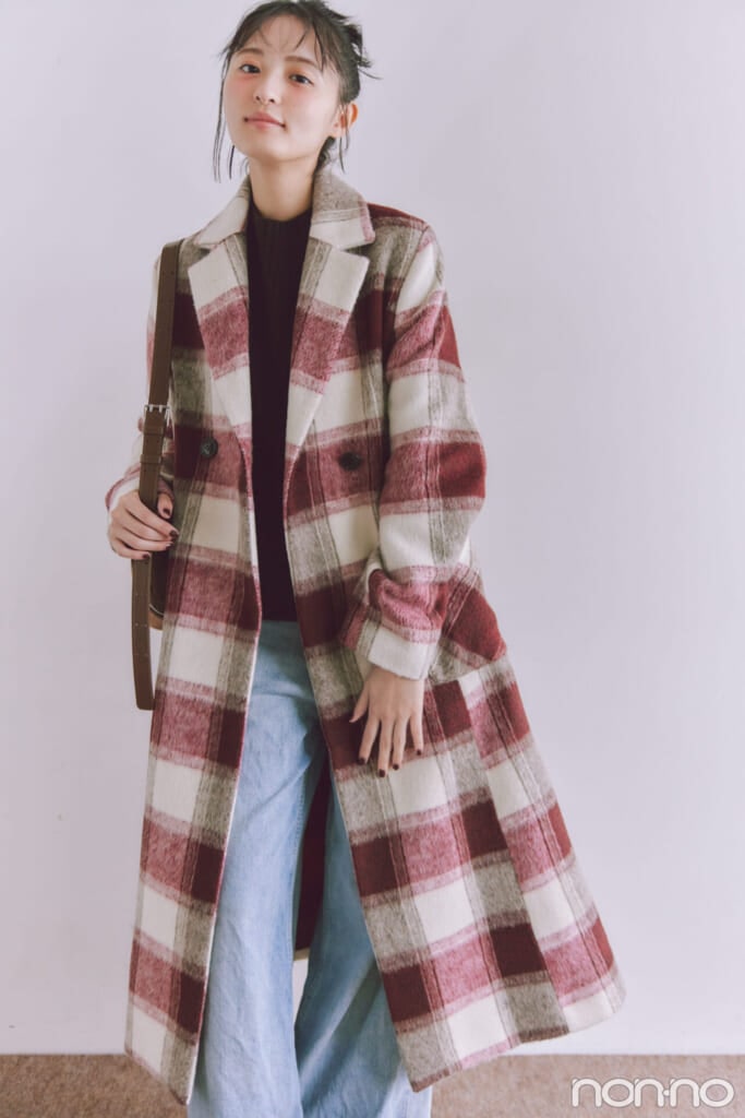チェック柄ウールコートを着た遠藤さくらの全身