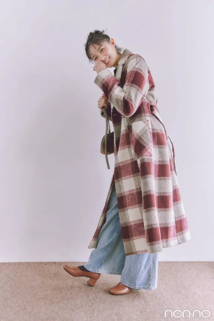 遠藤さくらが着こなす大学生の一週間コーデ 月曜日のチェック柄アウターコーデ