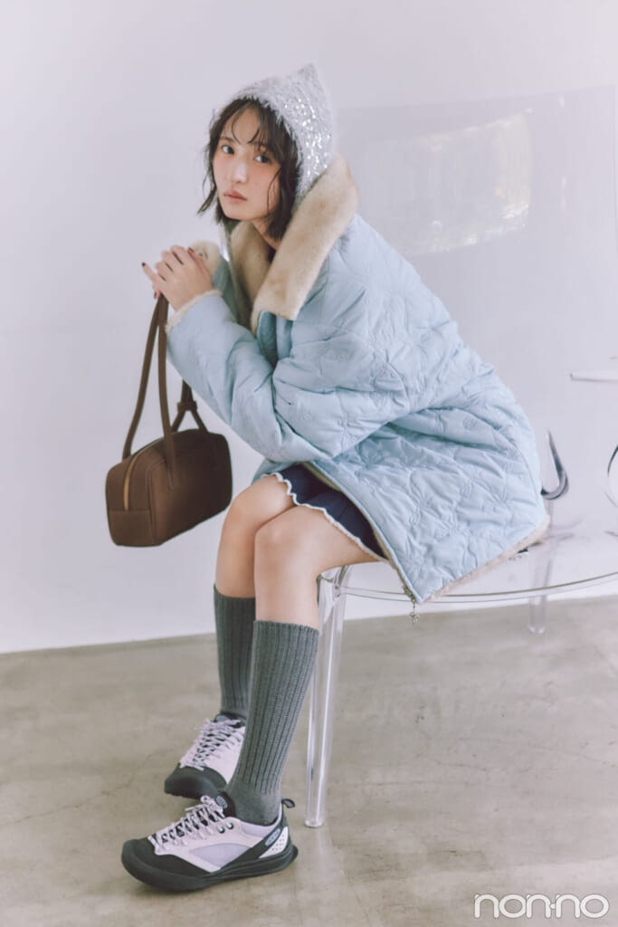 リボン柄キルティングコートを着た遠藤さくらの全身