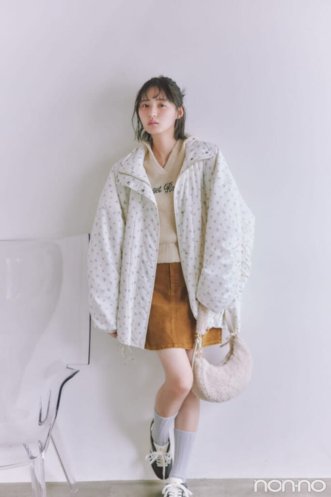 ベビみ花柄のブルゾンを着た遠藤さくらの全身