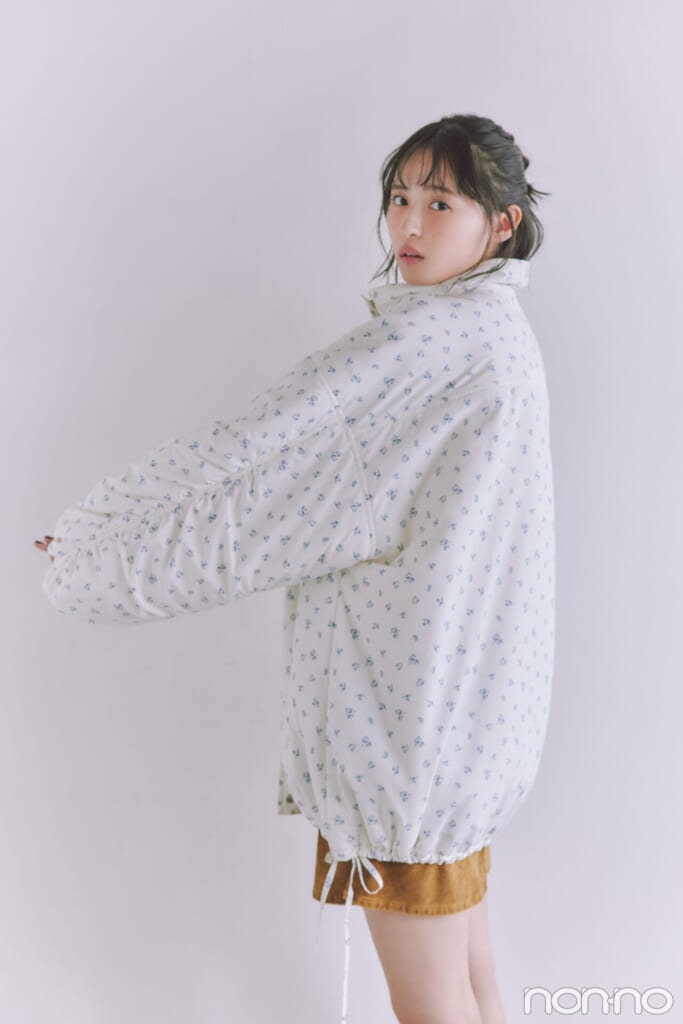 ベビみ花柄のブルゾンを着た遠藤さくらの横カット