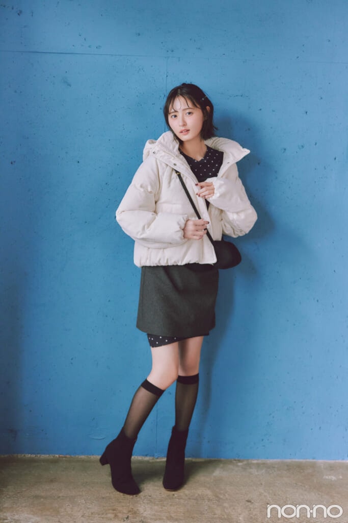 白のコーデュロイブルゾンを着た遠藤さくらの全身