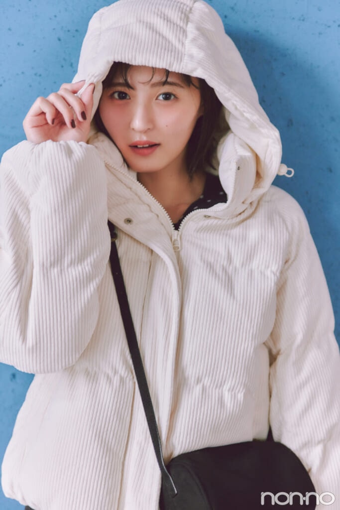 白のコーデュロイブルゾンのフードをかぶった遠藤さくら