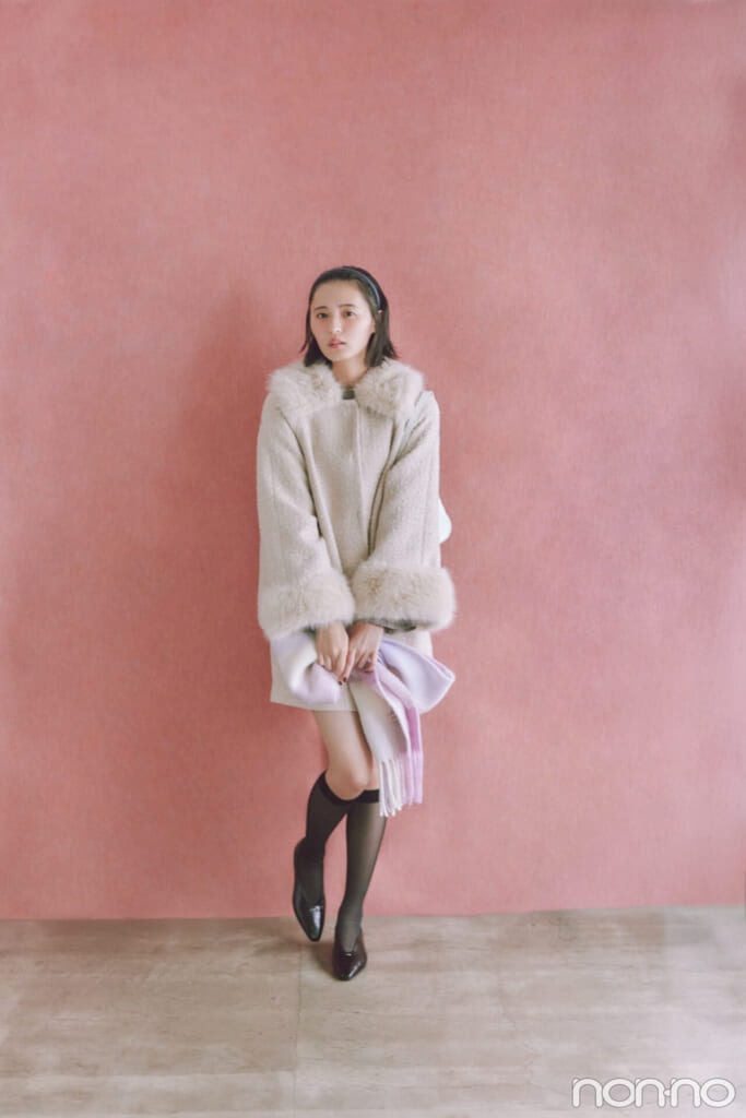 淑女なツイードコートを着た遠藤さくらの全身