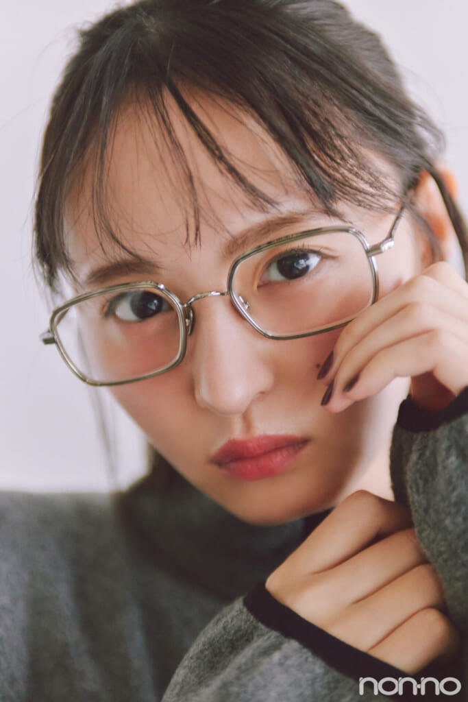 メガネをかけた遠藤さくらの寄り