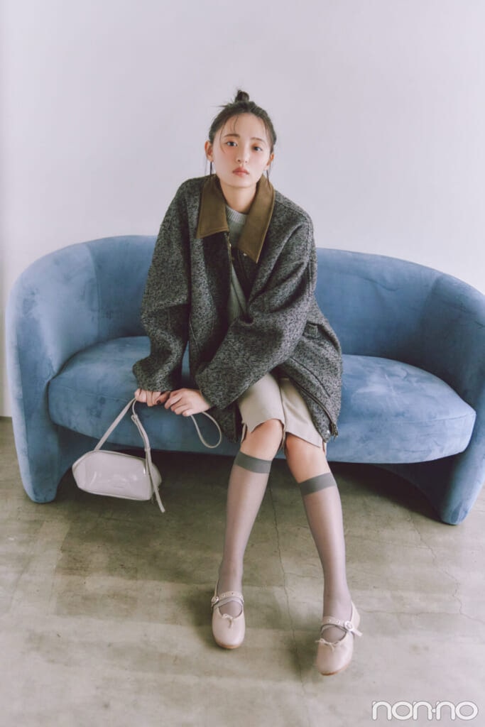 リバーシブルコートを着た遠藤さくらの全身