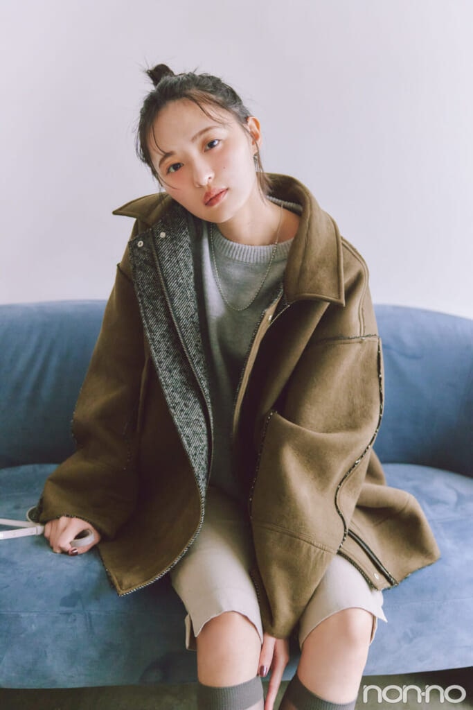 リバーシブルコートを着た遠藤さくらの寄り