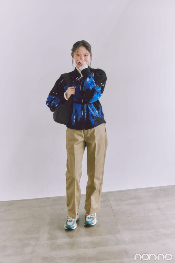 夜景プリントのファーブルゾンを着た遠藤さくらの全身
