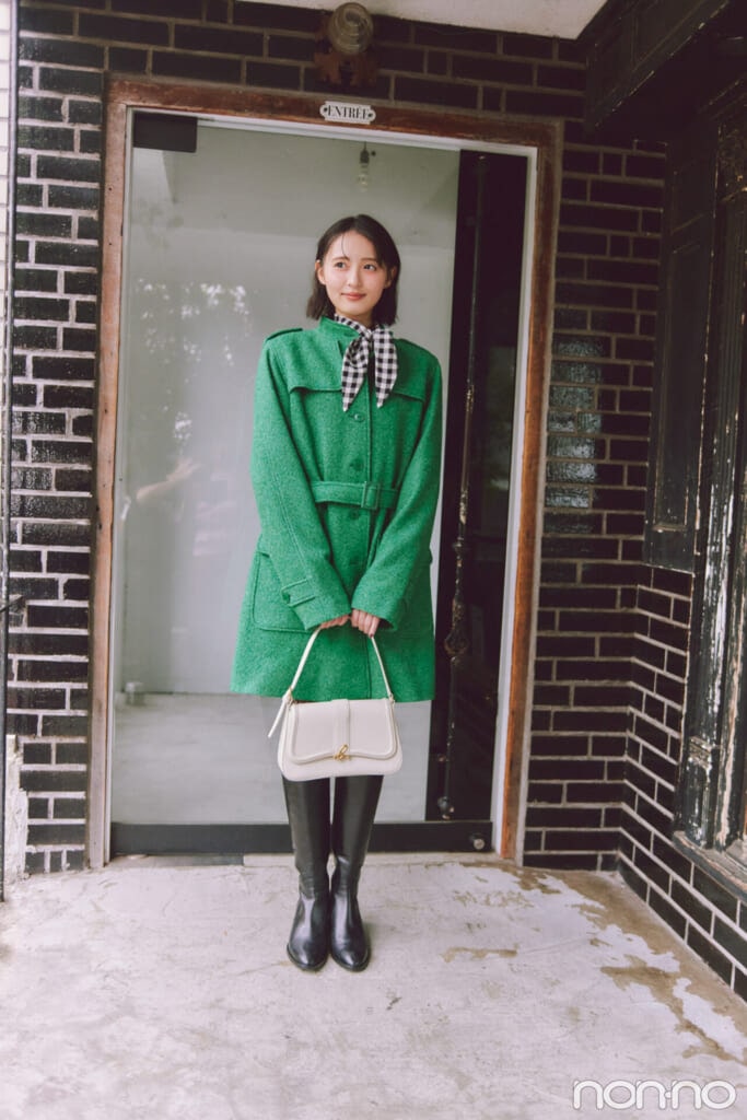 緑のウールトレンチを着た遠藤さくらの全身