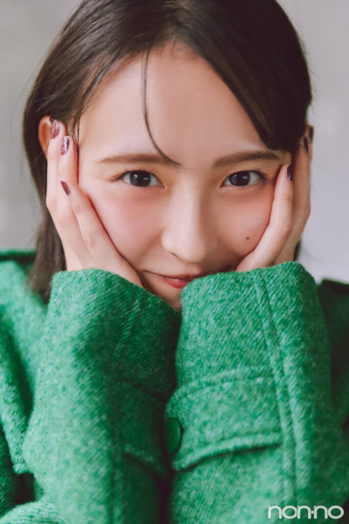 緑のウールトレンチを着た遠藤さくらの寄り